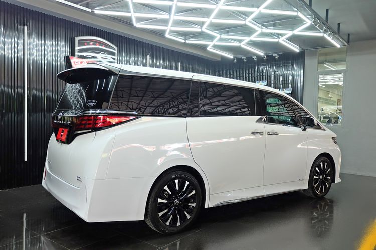 Toyota Alphard 2023 2.5 Executive Lounge Hybrid E-Four 4WD Utility-car เบนซิน เกียร์อัตโนมัติ ขาว รูปที่ 4