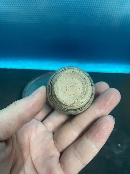 กระปุกลายดำใต้เคลือบ บ้านป่ายาง ศรีสัชนาลัย พุทธศตวรรษที่ 21 รูปที่ 6