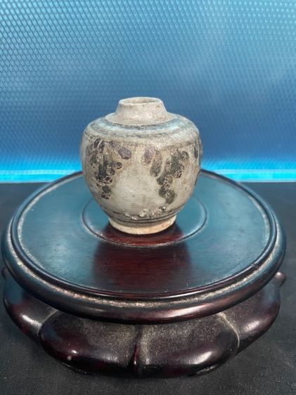 กระปุกลายดำใต้เคลือบ บ้านป่ายาง ศรีสัชนาลัย พุทธศตวรรษที่ 21