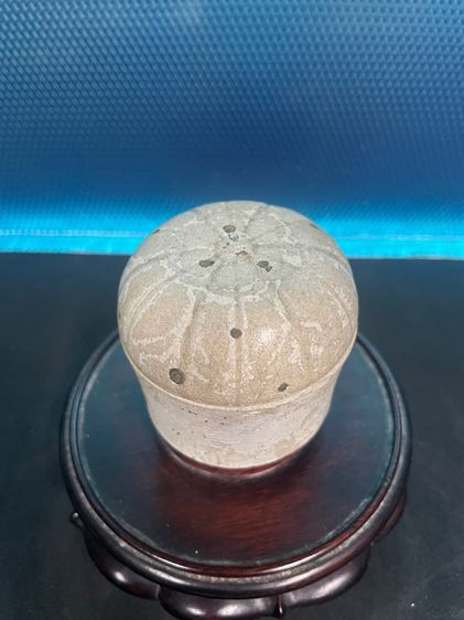 โถมีฝาดินเผาเคลือบขาว พนมกุเลน เขมรยุคต้น รูปที่ 3