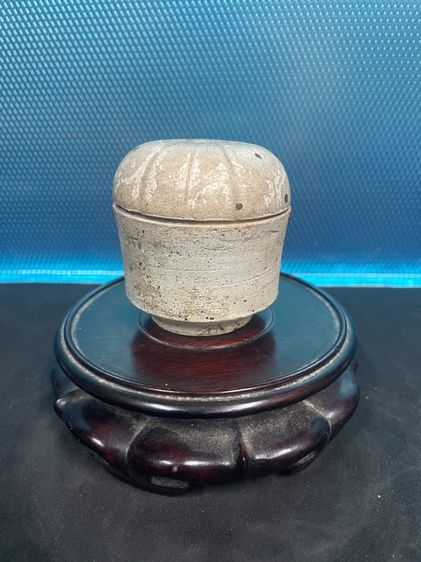 โถมีฝาดินเผาเคลือบขาว พนมกุเลน เขมรยุคต้น