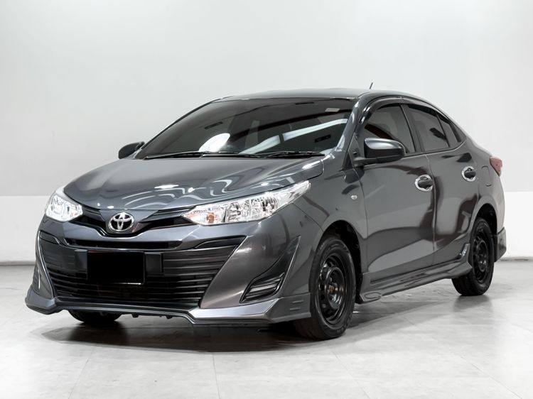 รถ Toyota Yaris ATIV 1.2 J สี เทา