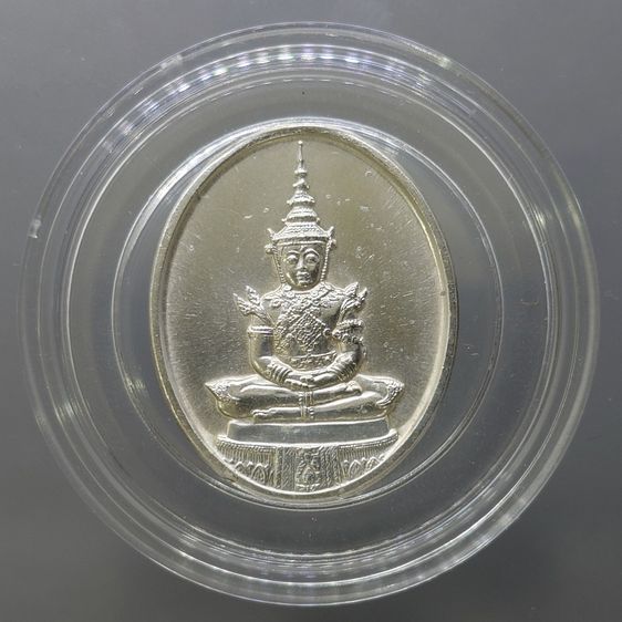 เหรียญพระแก้วมรกต ภปร รุ่นสอง ทรงเครื่องฤดูร้อน เนื้อเงิน ฉลองกรุงรัตนโกสินทร์ 200 ปี พ.ศ.2525 รูปที่ 7