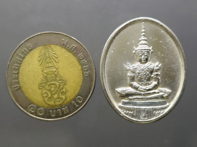 เหรียญพระแก้วมรกต ภปร รุ่นสอง ทรงเครื่องฤดูร้อน เนื้อเงิน ฉลองกรุงรัตนโกสินทร์ 200 ปี พ.ศ.2525 รูปที่ 6