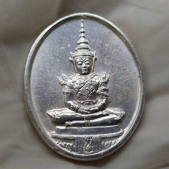 เหรียญพระแก้วมรกต ภปร รุ่นสอง ทรงเครื่องฤดูร้อน เนื้อเงิน ฉลองกรุงรัตนโกสินทร์ 200 ปี พ.ศ.2525 รูปที่ 3