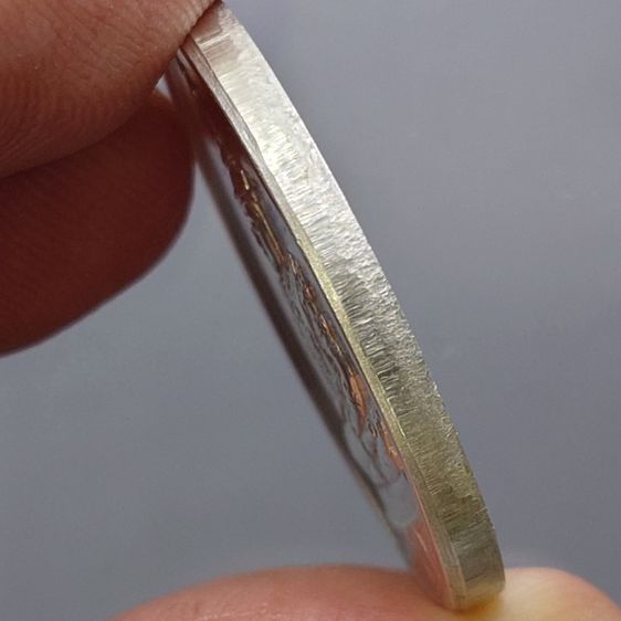 เหรียญพระแก้วมรกต ภปร รุ่นสอง ทรงเครื่องฤดูร้อน เนื้อเงิน ฉลองกรุงรัตนโกสินทร์ 200 ปี พ.ศ.2525 รูปที่ 5