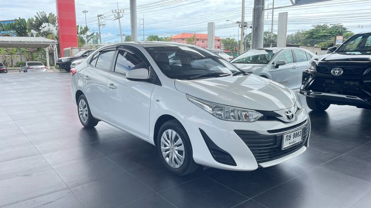 รถ Toyota Yaris ATIV 1.2 J สี ขาว