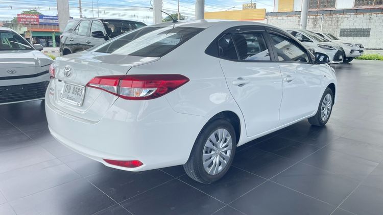 Toyota Yaris ATIV 2019 1.2 J Sedan เบนซิน ไม่ติดแก๊ส เกียร์อัตโนมัติ ขาว รูปที่ 3