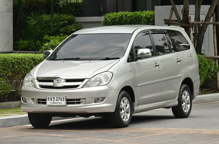 รถ Toyota Innova 2.0 V สี บรอนซ์เงิน