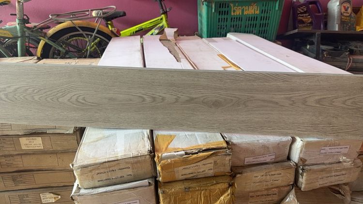 พื้น SPC ลายก้างปลา สีเทา พร้อมติดตั้งฟรี 