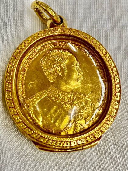 หลวงพ่อแพ เเหรียญทองคำรัชกาลที่ 5 หลังพระพุทธชินราช  วัดพิกุลทอง  ปี 2535 ขอบเหรียญมี ตัวเลข น้ำหนักรวม  41 .2 กรัมสร้างเเฉพาะสั่งจอง รูปที่ 3