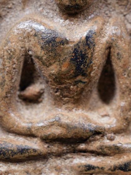 พระกำแพงซุ้มกอ พิมพ์ใหญ่ มีกนกข้าง เนื้อดำ เก่า หายาก รูปที่ 15