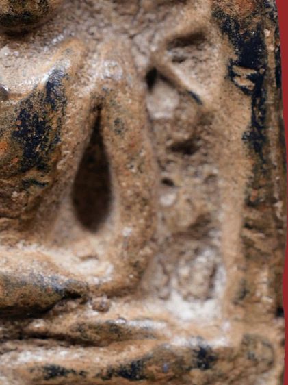 พระกำแพงซุ้มกอ พิมพ์ใหญ่ มีกนกข้าง เนื้อดำ เก่า หายาก รูปที่ 16