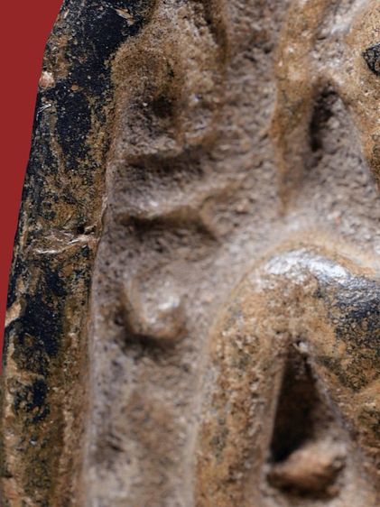 พระกำแพงซุ้มกอ พิมพ์ใหญ่ มีกนกข้าง เนื้อดำ เก่า หายาก รูปที่ 11