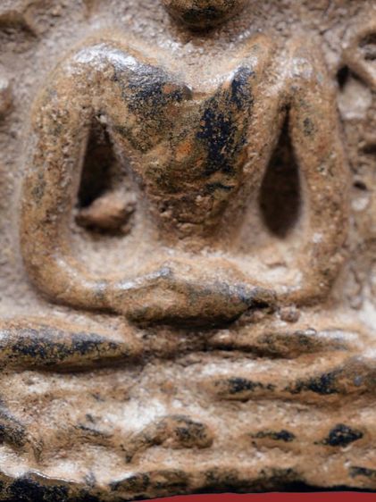 พระกำแพงซุ้มกอ พิมพ์ใหญ่ มีกนกข้าง เนื้อดำ เก่า หายาก รูปที่ 6