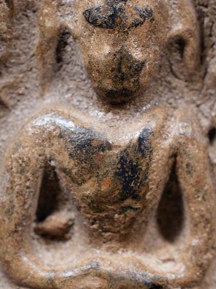 พระกำแพงซุ้มกอ พิมพ์ใหญ่ มีกนกข้าง เนื้อดำ เก่า หายาก รูปที่ 12