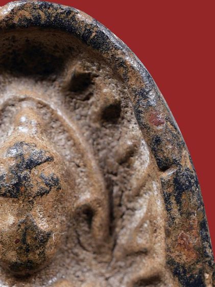 พระกำแพงซุ้มกอ พิมพ์ใหญ่ มีกนกข้าง เนื้อดำ เก่า หายาก รูปที่ 10