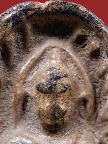 พระกำแพงซุ้มกอ พิมพ์ใหญ่ มีกนกข้าง เนื้อดำ เก่า หายาก รูปที่ 4