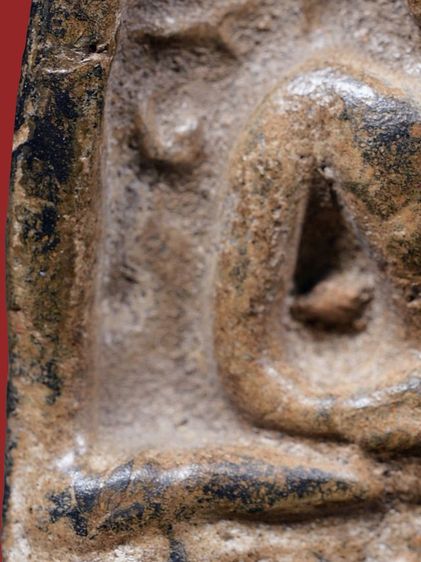 พระกำแพงซุ้มกอ พิมพ์ใหญ่ มีกนกข้าง เนื้อดำ เก่า หายาก รูปที่ 14