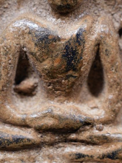 พระกำแพงซุ้มกอ พิมพ์ใหญ่ มีกนกข้าง เนื้อดำ เก่า หายาก รูปที่ 5