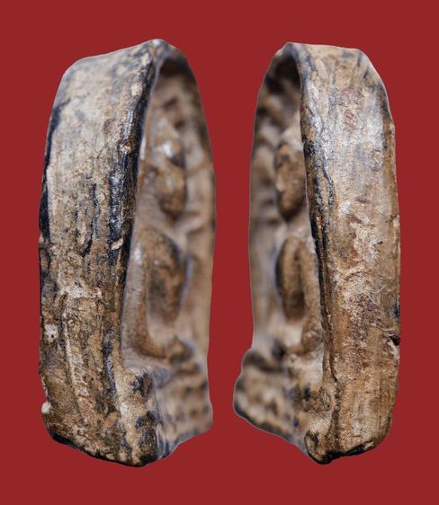 พระกำแพงซุ้มกอ พิมพ์ใหญ่ มีกนกข้าง เนื้อดำ เก่า หายาก รูปที่ 2