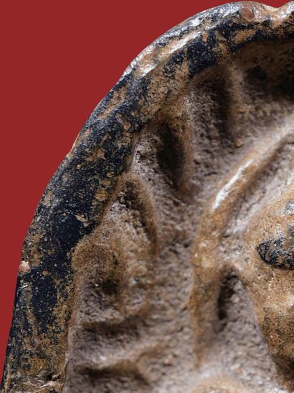 พระกำแพงซุ้มกอ พิมพ์ใหญ่ มีกนกข้าง เนื้อดำ เก่า หายาก รูปที่ 8