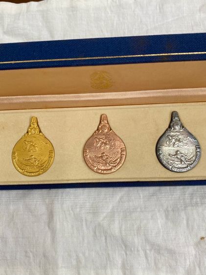 เหรียญพระมหาชนกชุดใหญ่ ปกผ้าไหมสีน้ำเงินครบชุด เนื้ิอทองคำ  นาก เงิน พร้อมหนังสือ กล่องครบชุด รูปที่ 8