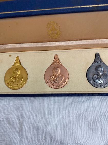 เหรียญพระมหาชนกชุดใหญ่ ปกผ้าไหมสีน้ำเงินครบชุด เนื้ิอทองคำ  นาก เงิน พร้อมหนังสือ กล่องครบชุด รูปที่ 16