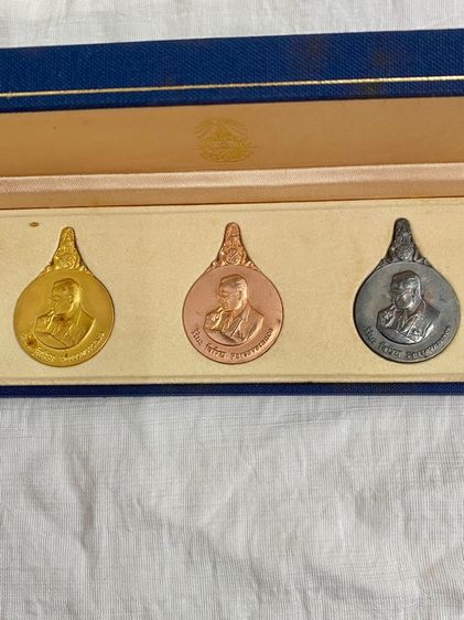 เหรียญพระมหาชนกชุดใหญ่ ปกผ้าไหมสีน้ำเงินครบชุด เนื้ิอทองคำ  นาก เงิน พร้อมหนังสือ กล่องครบชุด