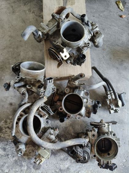 ปีกผีเสื้อลิ้นเร่งรถเก๋ง