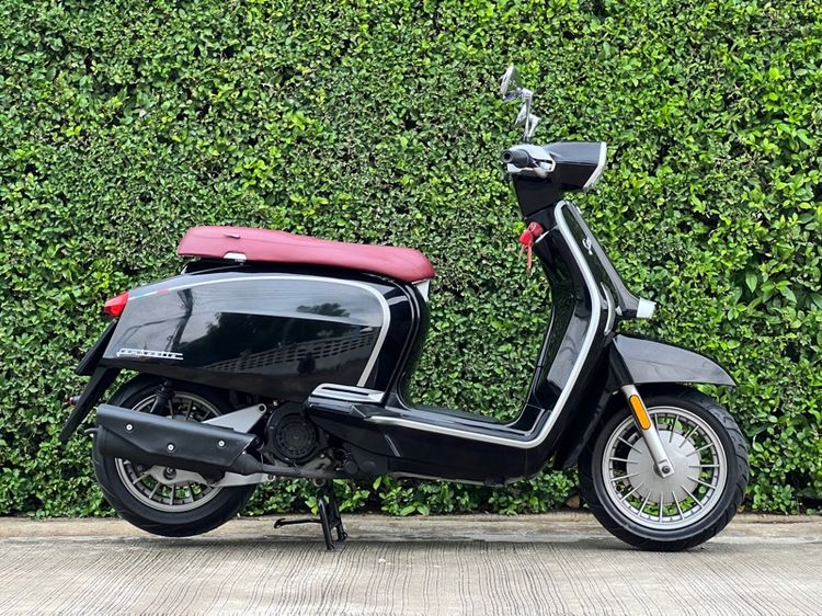 Lambretta V200 2023