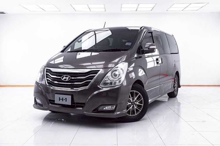 รถ Hyundai H-1  2.5 Deluxe สี น้ำตาล