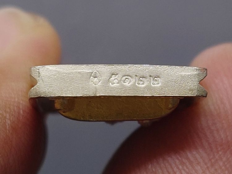 พระพุทธชินราช พิมพ์สี่เหลี่ยม เนื้อเงิน 99.99 ชุบ 3 กษัตริย์ รุ่นเฉลิมพระเกียรติ ส.ธ. มูลนิธิสิรินธรราชวิทยาลัย ในพระราชูปถัมภ์ จัดสร้าง ปี รูปที่ 6