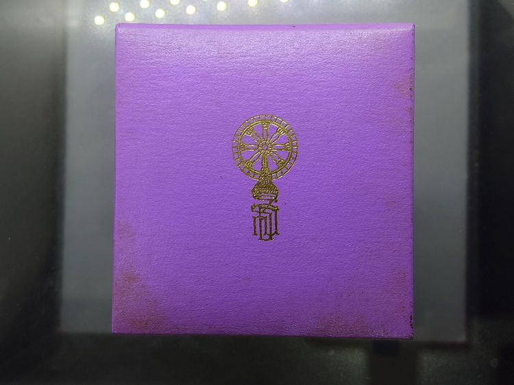 พระพุทธชินราช พิมพ์สี่เหลี่ยม เนื้อเงิน 99.99 ชุบ 3 กษัตริย์ รุ่นเฉลิมพระเกียรติ ส.ธ. มูลนิธิสิรินธรราชวิทยาลัย ในพระราชูปถัมภ์ จัดสร้าง ปี รูปที่ 8