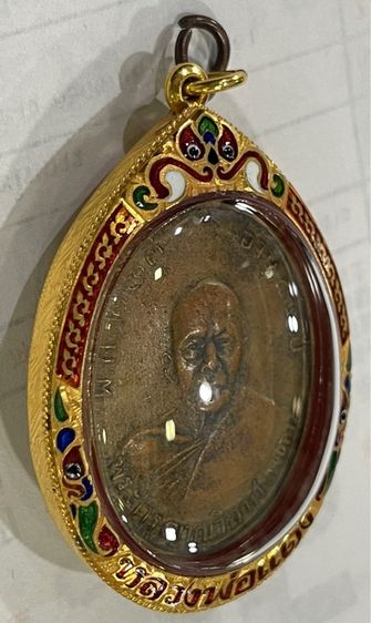 หลวงพ่อแดง วัดเขาบันไดอิฐ รุ่น 2 บล็อก 8 เส้นเล็ก นิยม ปี 2505 เนื้อทองแดงพร้อมกรอบทองคำลงยามือ 1 รูปที่ 2