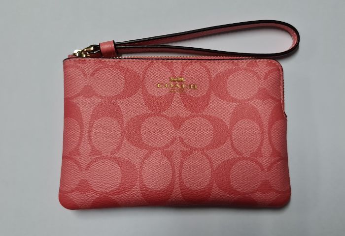 กระเป๋าสตางค์ Coach คล้องมือ สีชมพู