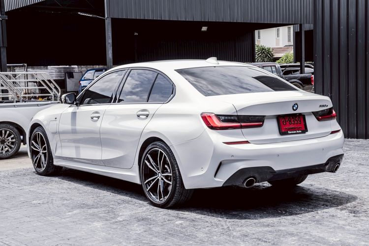 BMW Series 3 2021 330e Sedan ปลั๊กอินไฮบริด (PHEV) ไม่ติดแก๊ส เกียร์อัตโนมัติ ขาว รูปที่ 4