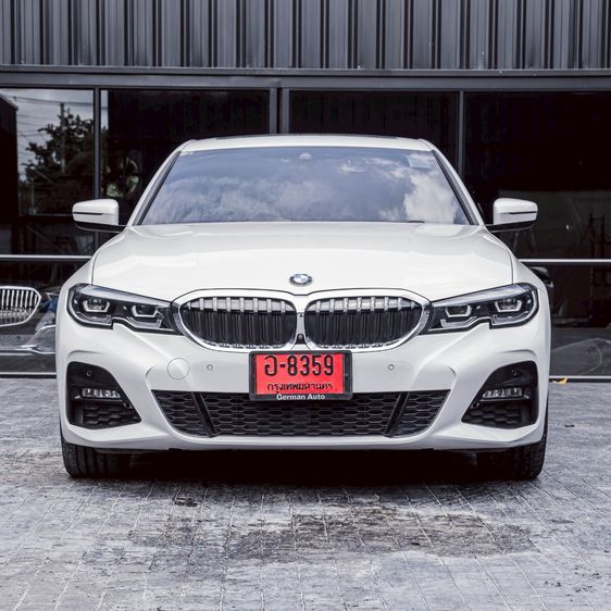 BMW Series 3 2021 330e Sedan ปลั๊กอินไฮบริด (PHEV) ไม่ติดแก๊ส เกียร์อัตโนมัติ ขาว รูปที่ 2