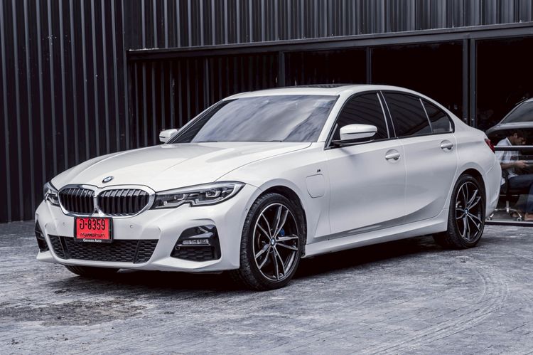 BMW Series 3 2021 330e Sedan ปลั๊กอินไฮบริด (PHEV) ไม่ติดแก๊ส เกียร์อัตโนมัติ ขาว รูปที่ 3