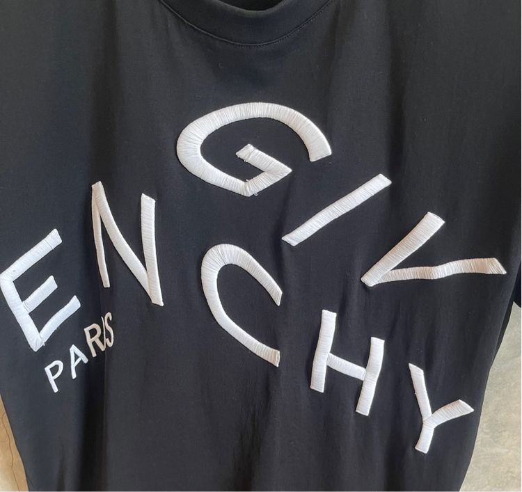 Givenchy Refracted-Design Logo-Embroidered TShirt Black Size xs อก 44  รูปที่ 4