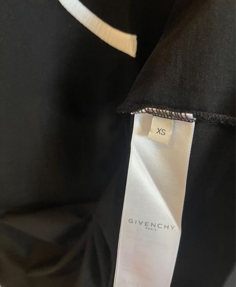 Givenchy Refracted-Design Logo-Embroidered TShirt Black Size xs อก 44  รูปที่ 5