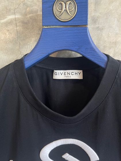 Givenchy Refracted-Design Logo-Embroidered TShirt Black Size xs อก 44  รูปที่ 3