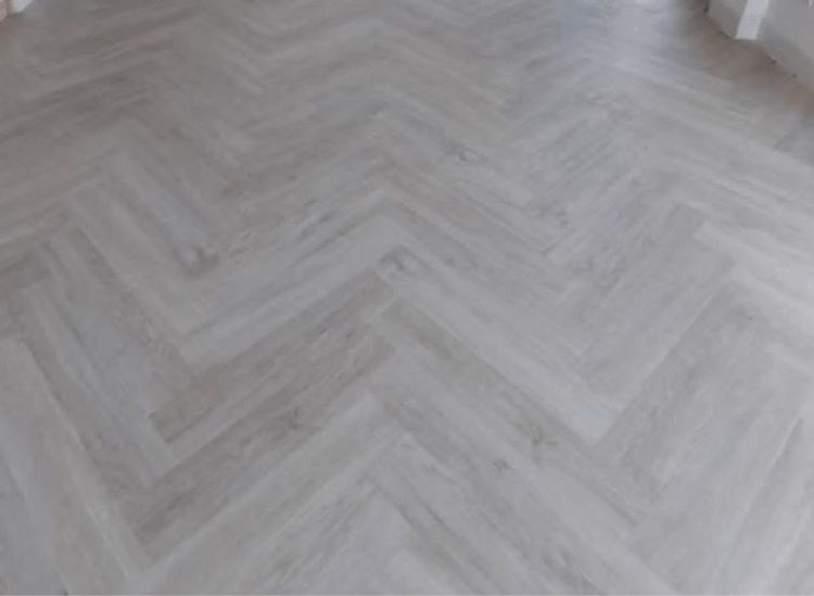 พื้น SPC ลายก้างปลา สีเทา พร้อมติดตั้งฟรี  รูปที่ 2