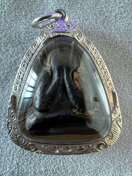 พระปิดตาพิมพ์หน้าแก้วหลังแบบ เนื้อผงจุ่มรักปิดทอง (พร้อมใบรับรอง) รูปที่ 5