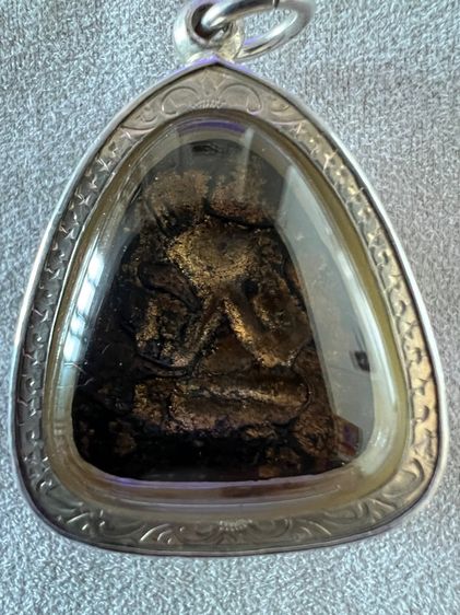 พระปิดตาพิมพ์หน้าแก้วหลังแบบ เนื้อผงจุ่มรักปิดทอง (พร้อมใบรับรอง) รูปที่ 6