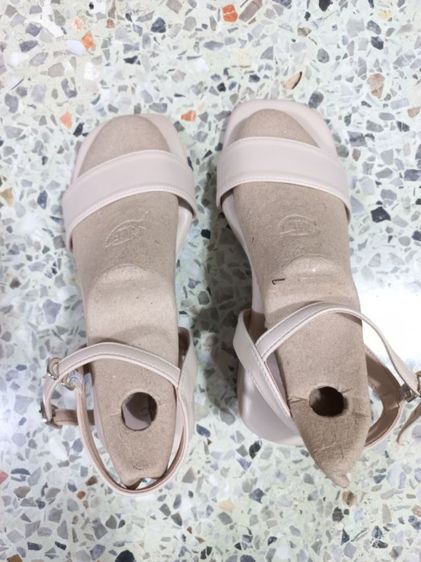 ขายรองเท้าหนังเทียมสีครีม พื้นนุ่มใส่สบายเท้า ของใหม่เอี่ยม ไม่เคยใส่