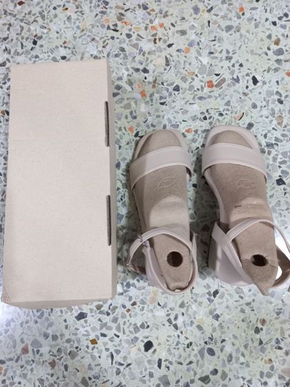 ขายรองเท้าหนังเทียมสีครีม พื้นนุ่มใส่สบายเท้า ของใหม่เอี่ยม ไม่เคยใส่ รูปที่ 2