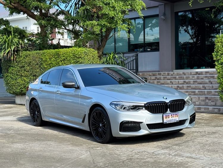 รถ BMW Series 5 530e สี บรอนซ์เงิน