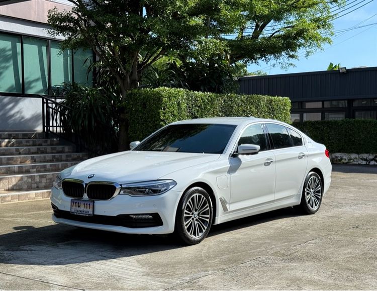 BMW Series 5 2020 530e Sedan ปลั๊กอินไฮบริด (PHEV) ไม่ติดแก๊ส เกียร์อัตโนมัติ ขาว รูปที่ 4