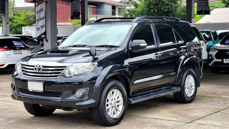 รถ Toyota Fortuner 3.0 V สี ดำ